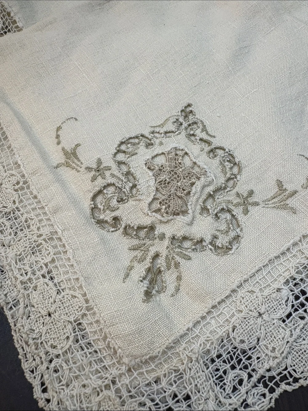 4 Vintage Embroidered Linen Napkins - Cream Lace Edge